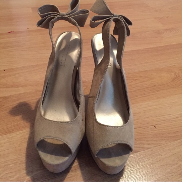 beige/tan heels - Picture 3 of 4