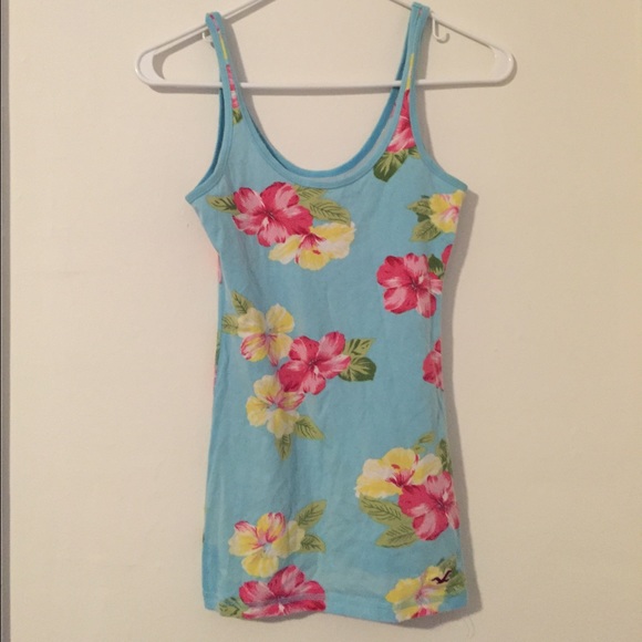 HOLLISTER TANK Hawaiian flower look.