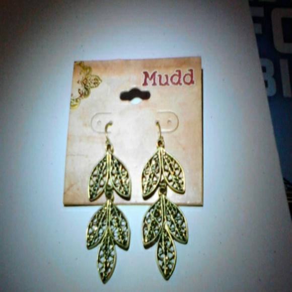 Cute Mudd Leaf Earrings