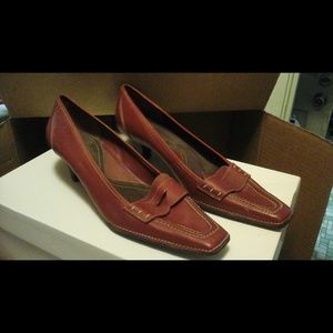 Brick red dress shoe