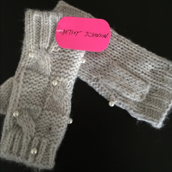 BETSEY JOHNSON 🏂 scarf & glove set - Picture 2 of 2