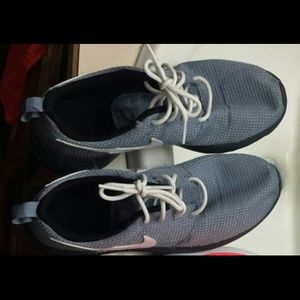 SOLD NIKE ROSHE RUNS