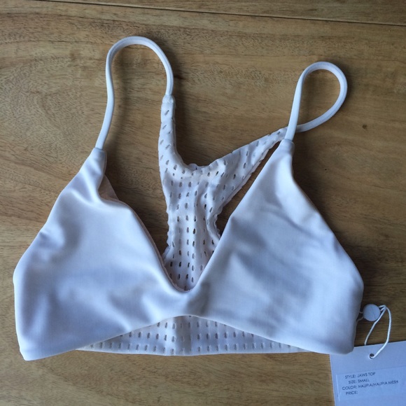 ❌SOLD❌Acacia NWT Jaws top in Haupia size Small - Picture 1 of 2