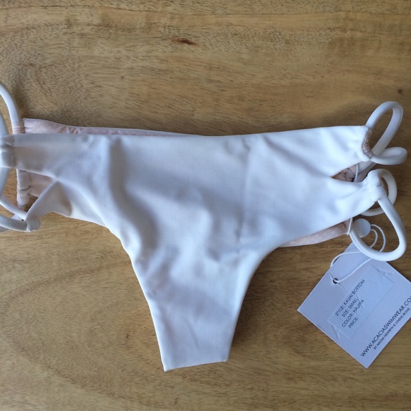 NWT Acacia Kauai bottoms in Haupia size Small
