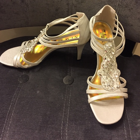 Silver heels - Picture 2 of 4