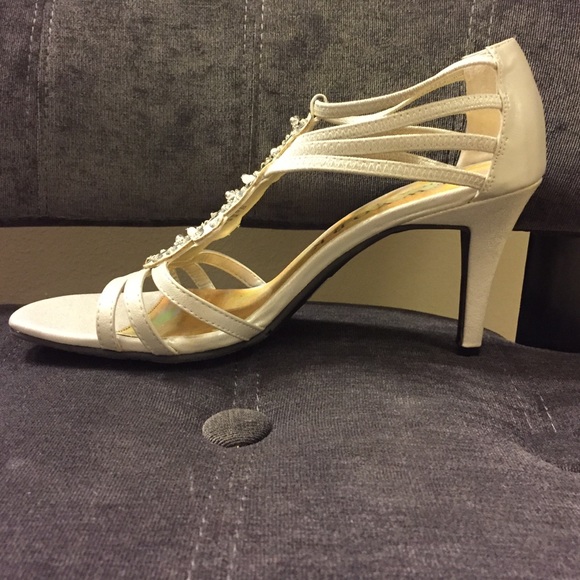 Silver heels - Picture 3 of 4