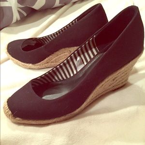Black wedges