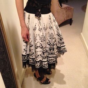 Full skirt w/ black lace trim and beautiful print.