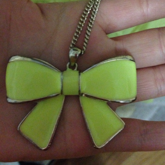 Blouse with a necklace included - Picture 2 of 3