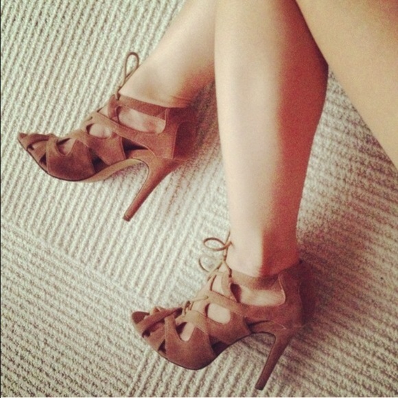 SOLD❌Sexy tan suede heels