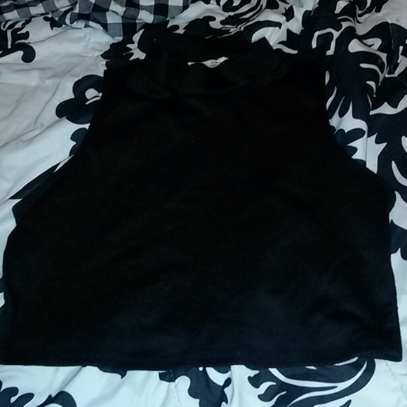 Black turtle neck crop shirt !