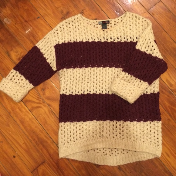 Maroon and creme sweater - Picture 1 of 2