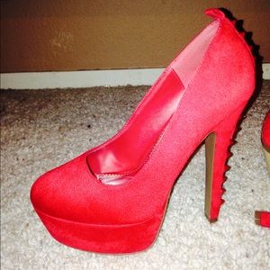 Red suede pumps 💦❤️