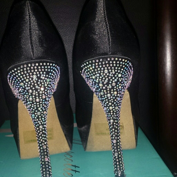 SOLD High heels - Picture 2 of 4