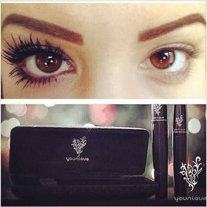 Younique 3D fiber lashes (mascara)