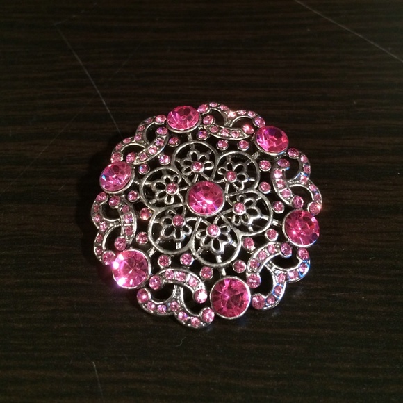 BEAUTIFUL Magenta Pink Round Flowered Brooch! 🌸