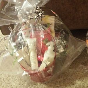 😊Sold) Satin hands/lips Set Christmas Gift Basket
