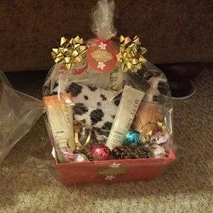 (Sold)Satin Hands Set Gift Basket (SOLD😊😊)