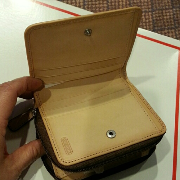 Authentic Coach signature khaki wallet - Picture 2 of 4