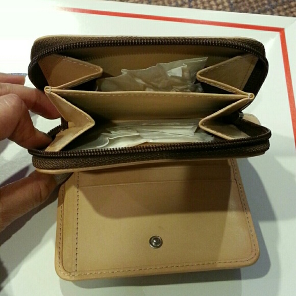 Authentic Coach signature khaki wallet - Picture 3 of 4