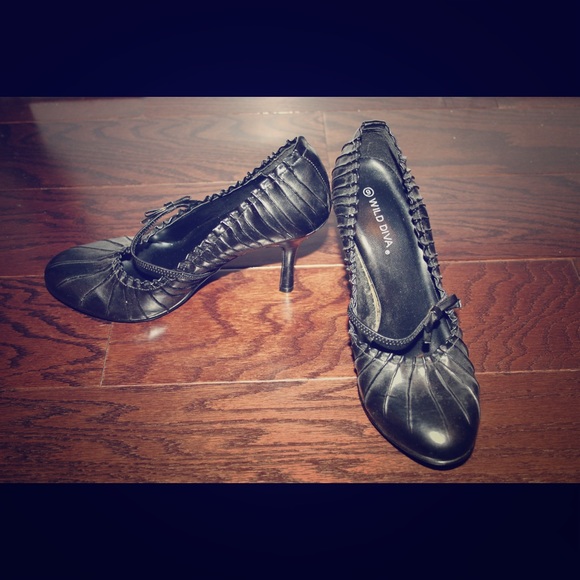 Black pumps. Size 9. Very cute, never been worn.