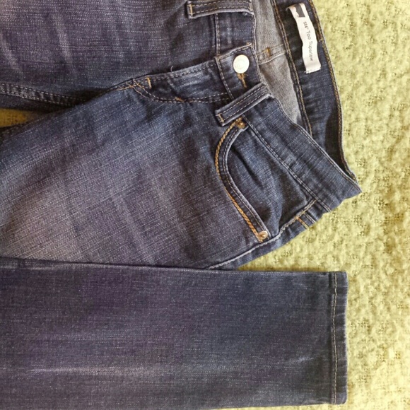 Levi's skinny jeans,  medium wash. - Picture 2 of 4