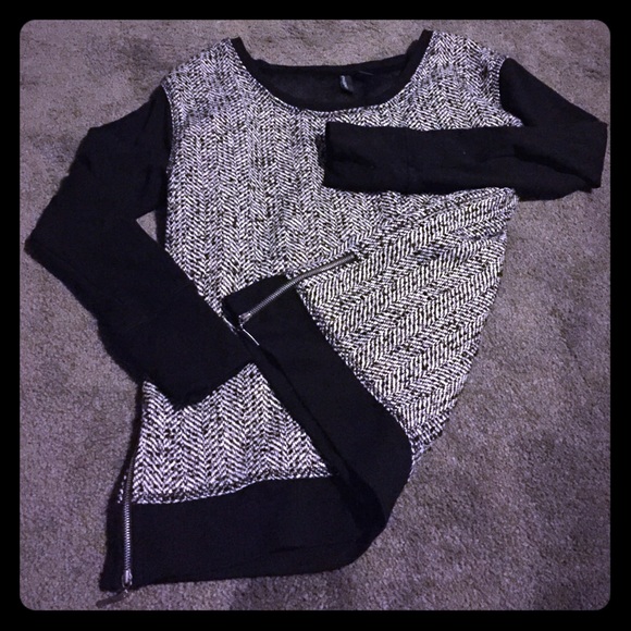 Knit sweater with black sleeves