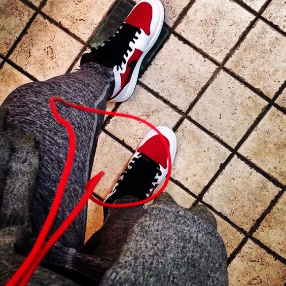 Carmine air Jordan 1 SEND OFFERS? - Picture 4 of 4