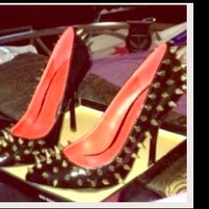 Spike heels pump