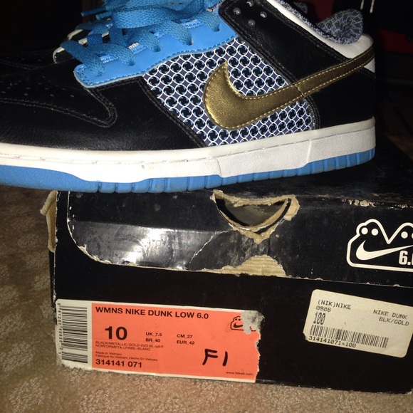 Nikes - Picture 2 of 4