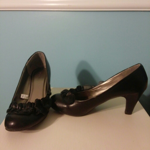 Black Ruffle Heels - Picture 2 of 3