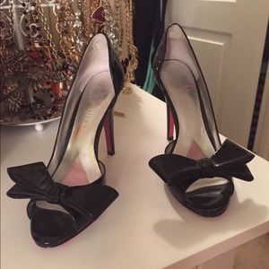 Paris Hilton black bow pumps