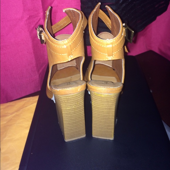 Tan booties - Picture 3 of 3