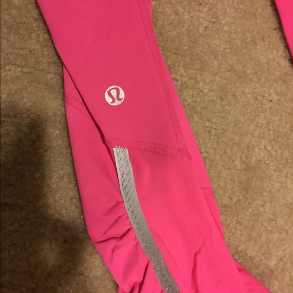 ***SOLD AS BUNDLE***Hot pink Lululemon crops size - Picture 3 of 4