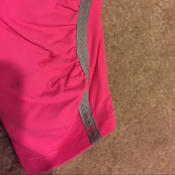 ***SOLD AS BUNDLE***Hot pink Lululemon crops size - Picture 4 of 4