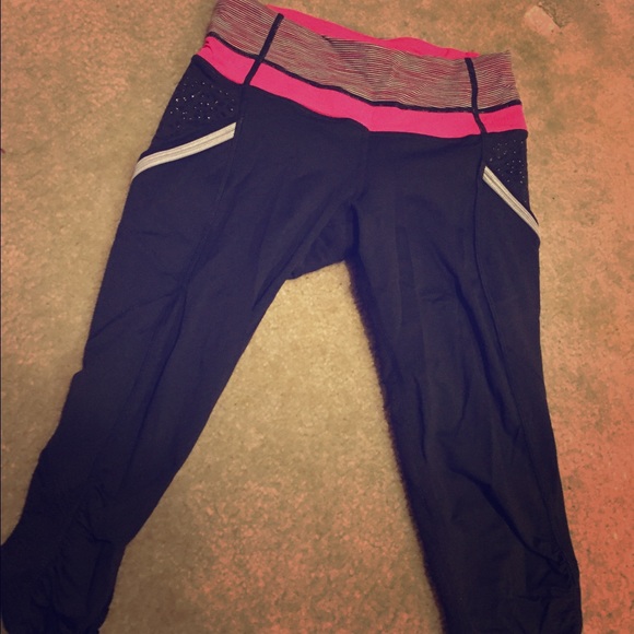Black Lululemon run crops with pockets! Size 2