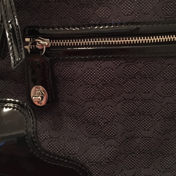 Coach signature and patent handbag - Picture 2 of 4