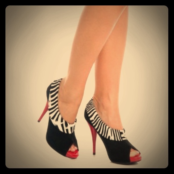 Zebra and Black Pump