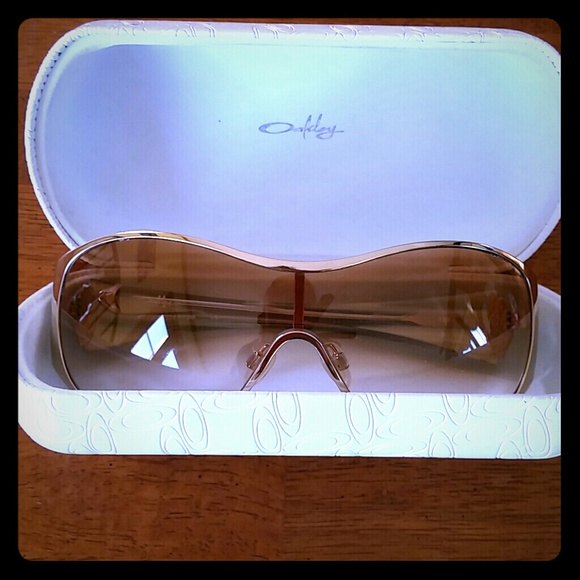 Oakley womans oversized sunglasses