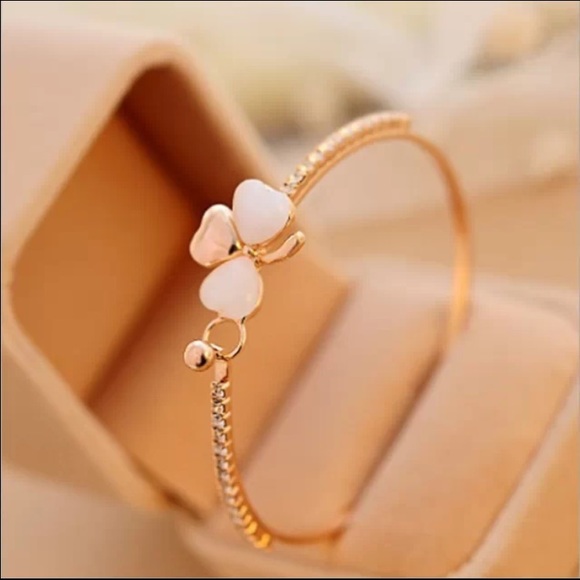 Jewelry - Flower/clover bracelet bangle
