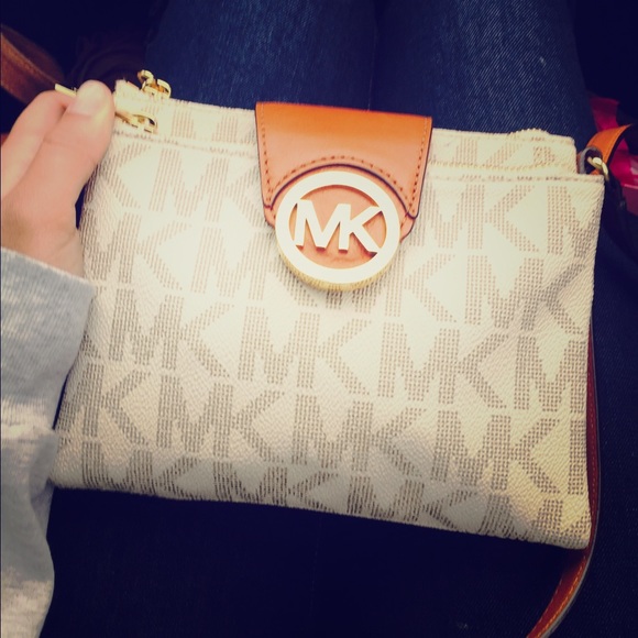 Mk Over shoulder purse 💕 - Picture 1 of 3