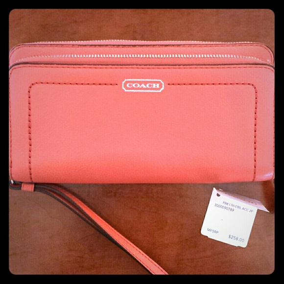 SOLD👝👛Coral Coach Wallet/Wristlet👛👝