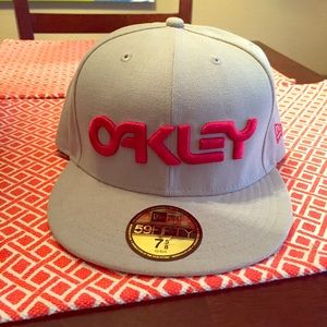 Oakley 7 5/8 fitted hat.