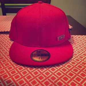 Fitted Oakley new era hat. Size 7 5/8
