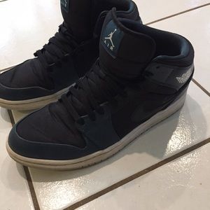 Air Jordan 1 Mid Mens casual shoe