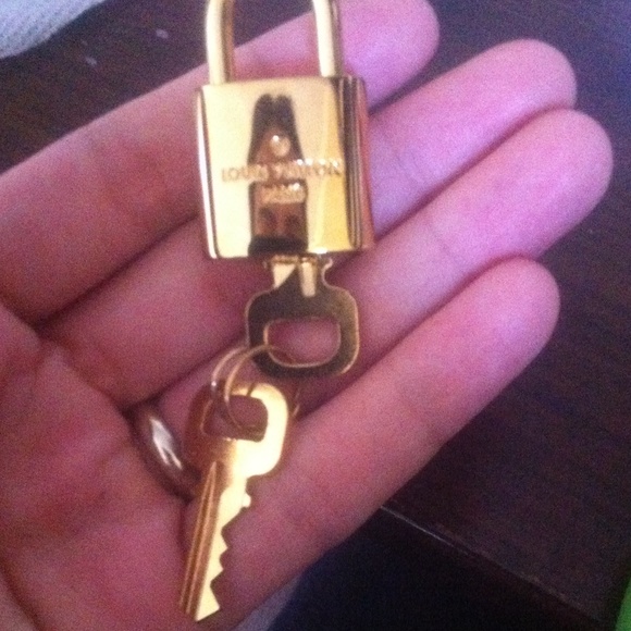 authentic LV keys & lock #452