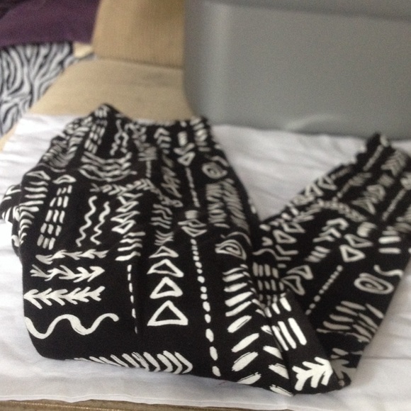 🔲 black and white tribal leggings 🔳