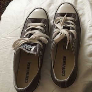 Grey converse/flannel