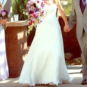 Selling this gorgeous wedding dress!