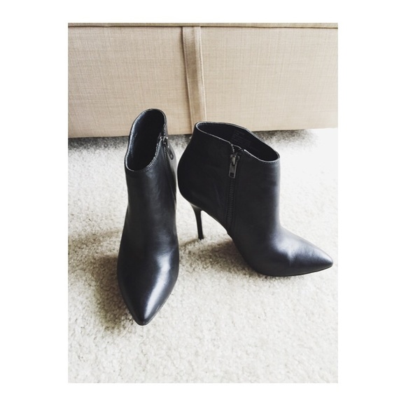 ❌SOLD❌ Steve Madden black leather pointy booties - Picture 2 of 3